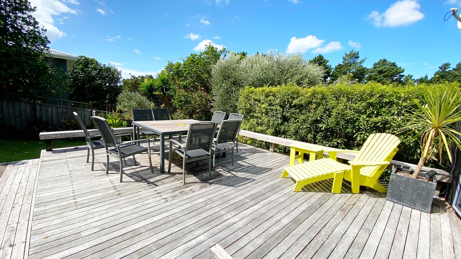5._Woodlands_external-deck_with_dining_and_sun_lounger.msg_1500x843.jpg